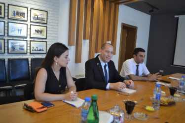 İsrailin Azərbaycandakı fövqəladə və səlahiyyətli səfiri Ronen Krausz Mingəçevirə səfəri çərçivəsində Mingəçevir şəhər İcra Hakimiyyətinin başçısı İlham İsmayılovla görüşüb