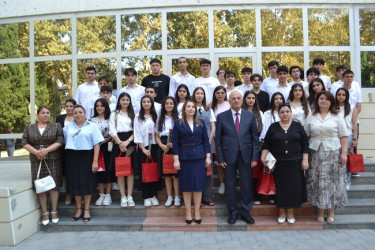 Mingəçevir şəhər İcra Hakimiyyətinin başçısı İLHAM İSMAYILOV  şəhər ümumtəhsil məktəblərinin 2025-ci ildə  ali məktəblərə qəbul olunan tələbələri ilə görüşüb