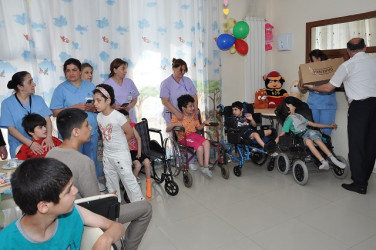 1 iyun Uşaqların Beynəlxalq Müdafiəsi Günü münasibəti ilə Uşaq nevroloji sanatoriyasında böyüyən sağlamlıq imkanları məhdud uşaqlar üçün bayram tədbiri keçirilib.