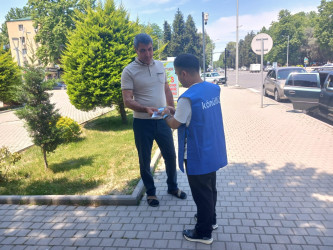 Könüllü gənclər tərəfindən  maarifləndirici bukletlər paylanılıb.