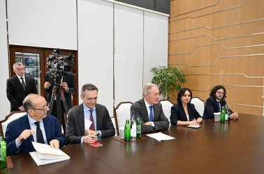 İlham Əliyev Mingəçevirdə İtaliyanın şirkətlər və “Made in Italy” nazirinin başçılıq etdiyi nümayəndə heyətini qəbul edib