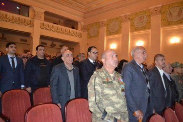 8 Noyabr Zəfər Günü münasibəti ilə Mingəçevir şəhər İcra Hakimiyyətinin tədbirlər planına uyğun olaraq Mingəçevir Dövlət Dram Teatrında kompozisiya nümayiş edilib.