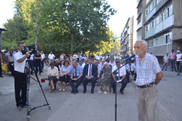 Mingəçevir şəhər İcra Hakimiyyətinin başçısı İlham İsmayılovun vətəndaşlarla növbəti səyyar görüşü iyul ayının 14-də sağ sahil yaşayış massivində N.Vəzirov küçəsindəki 12 saylı binanın qarşısında keçirilib.