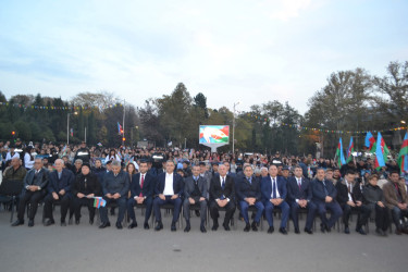 8 noyabr Zəfər Günü münasibəti ilə Mingəçevir şəhər İcra Hakimiyyətinin təşkilatçılığı ilə şəhərin Heydər Əliyev Meydanında  Azərbaycan incəsənət ustalarının iştirakı ilə konsert proqramı təqdim olunub.