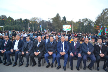 8 noyabr Zəfər Günü münasibəti ilə Mingəçevir şəhər İcra Hakimiyyətinin təşkilatçılığı ilə şəhərin Heydər Əliyev Meydanında  Azərbaycan incəsənət ustalarının iştirakı ilə konsert proqramı təqdim olunub.