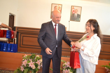 Mingəçevir şəhər İcra Hakimiyyətinin başçısı İLHAM İSMAYILOV  şəhər ümumtəhsil məktəblərinin 2025-ci ildə  ali məktəblərə qəbul olunan tələbələri ilə görüşüb