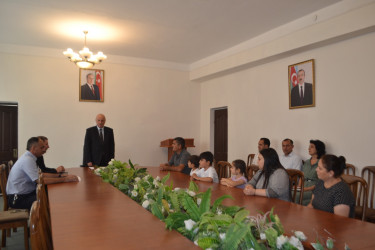Mingəçevir şəhər İcra Hakimiyyətinin başçısı İlham İsmayılov yeni tədris ilində birinci sinfə gedəcək şəhid övladları ilə görüşüb